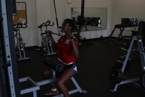 Karla Sanford ’19 in the weight room.