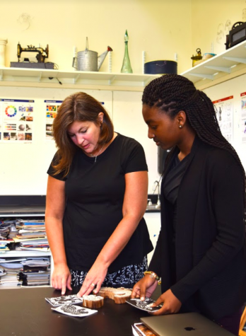 Kristen Donovan teaching Visual Studies.