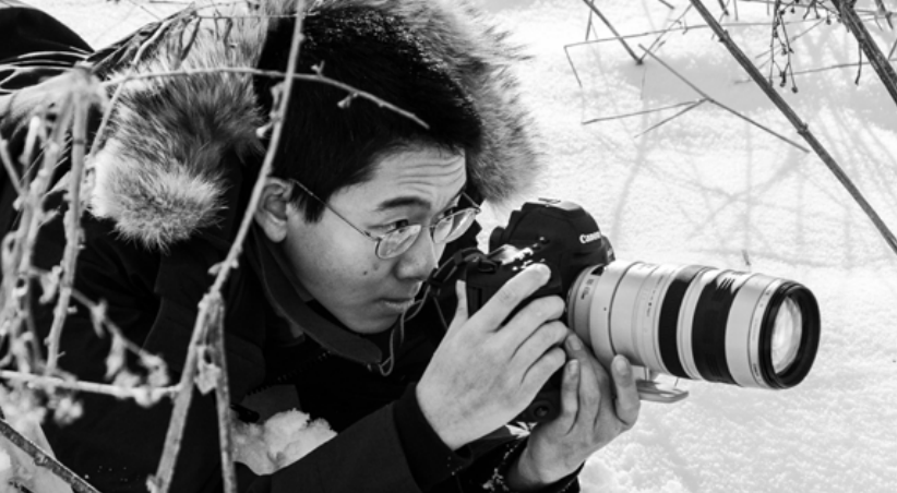 Teddy+Deng+20+crouching+in+the+snow+to+get+the+perfect+shot.